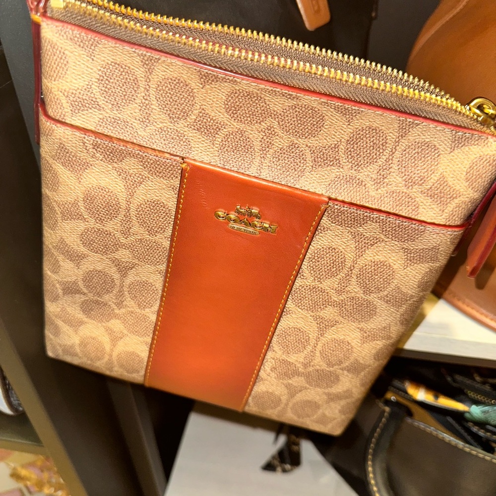 Pre-owned Coach Kitt Messenger
Crossbody In Colorblock
Signature Canvas Bag